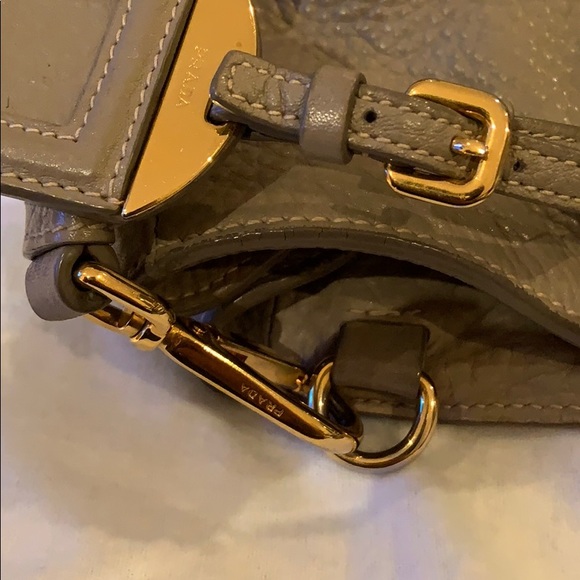 💯 Authentic PRADA Beige Grey pebbled leather. - Picture 7 of 8